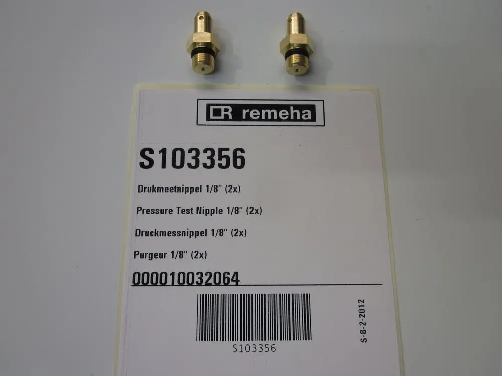 Zwei Druckmessnippel von Remeha auf einem Etikett, das auch die Artikelnummer und andere Informationen zu den Nippeln enthält.